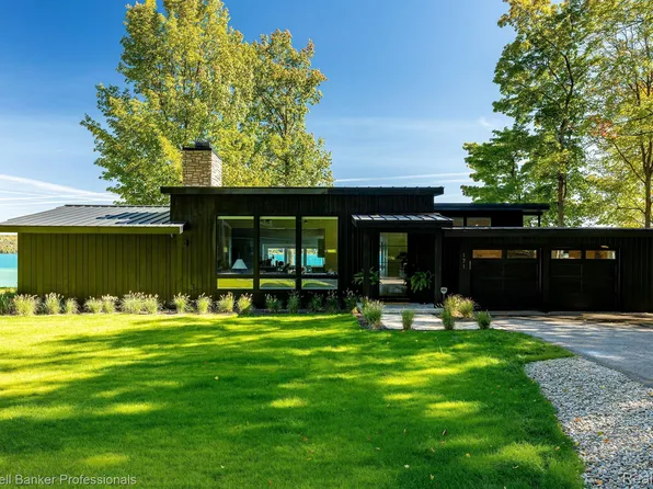 171 N West Torch Lake Dr, Kewadin, MI 49648