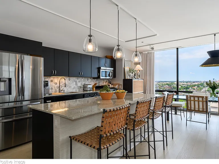 860 W Blackhawk St #1706 — Photo 3