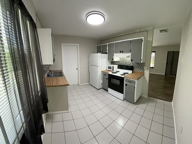 1403 Mackay Ave SE — Photo 3