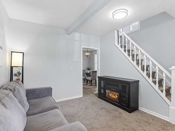 5th image of 250 Rose Ave W