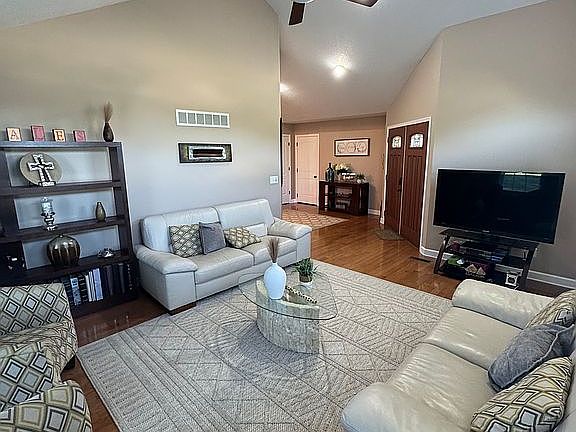 3rd image of 2921 Prairie St