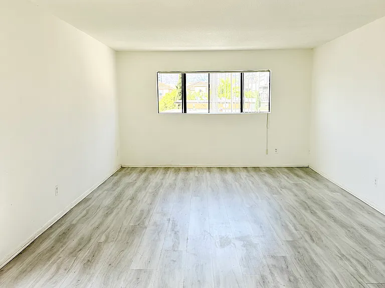 333 W Lexington Dr — Photo 23