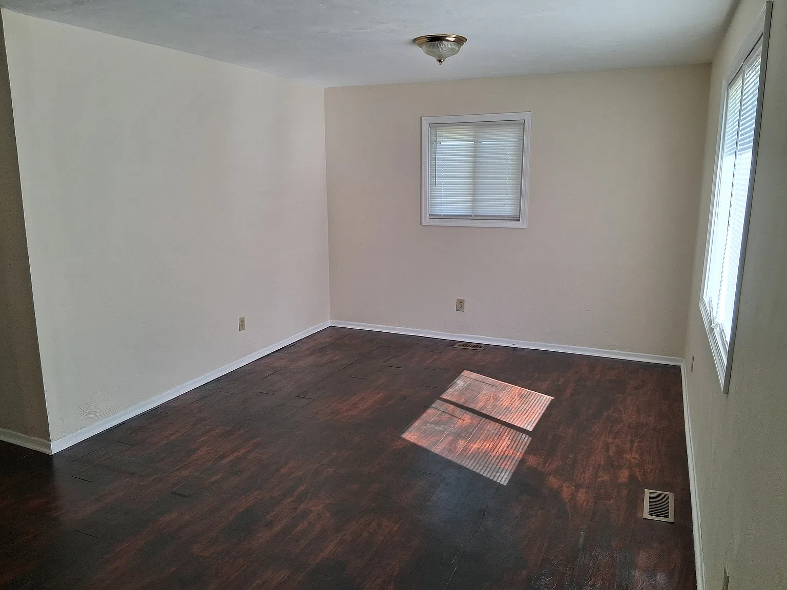 4 bed, 1144 sqft, $1,595 — Photo 2