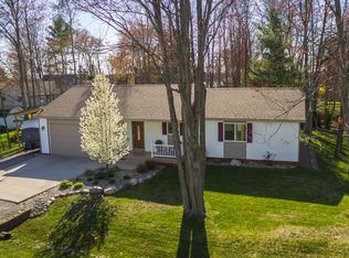 2621 N Cove Dr, Sanford, MI 48657