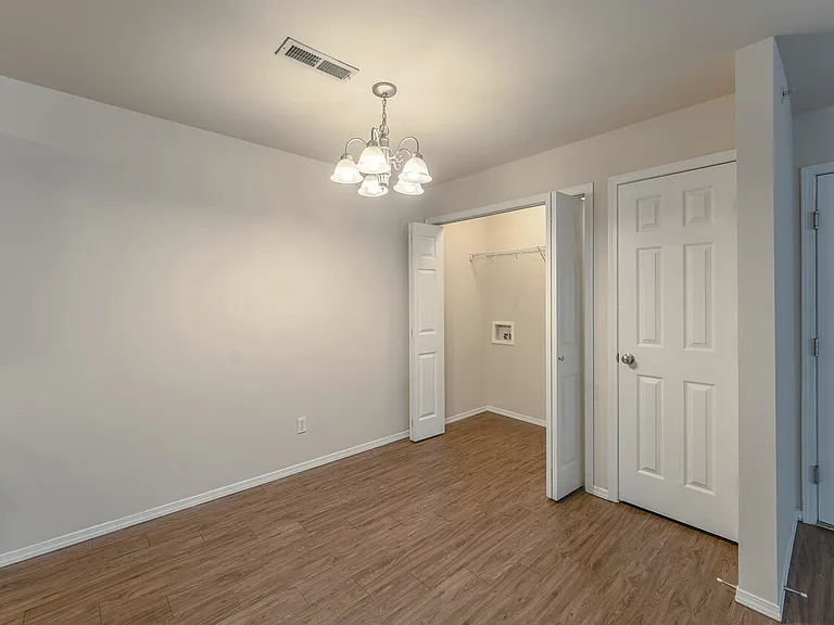 Sandstone Heights Apartments — Photo 29