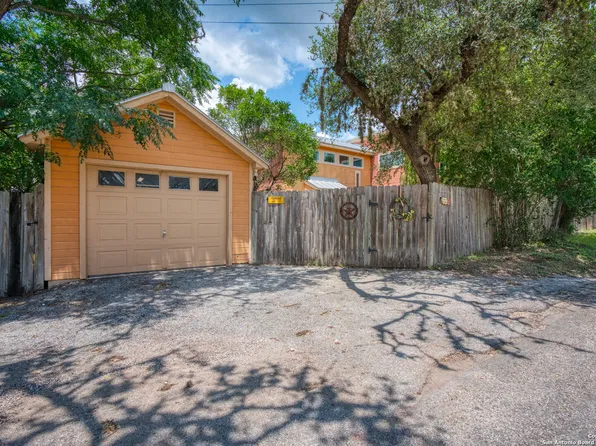 696 FAURIE ROAD, Lakehills, TX 78063