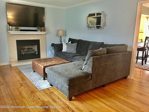 5th image of 831 Bartlett Pl