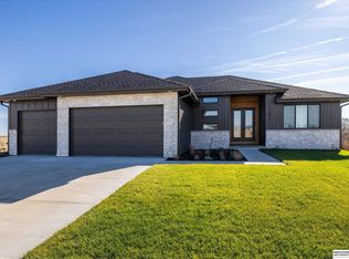 18213 Sycamore Dr, Gretna, NE 68028