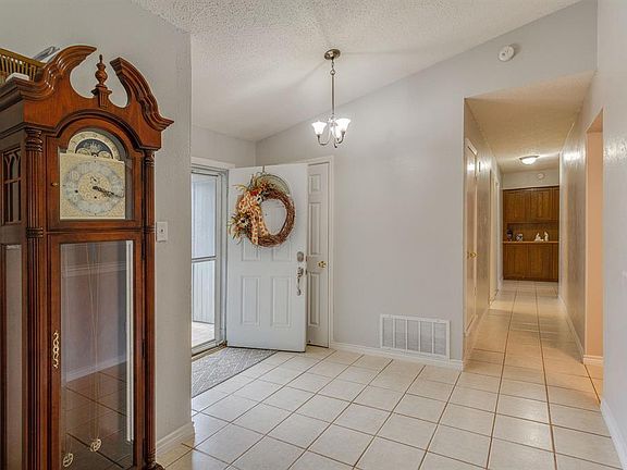 5th image of 621 Shadyglen Dr
