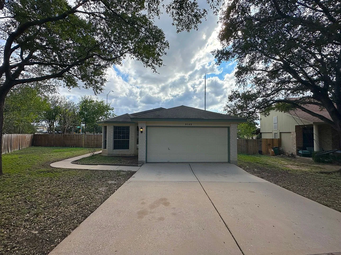 Beautiful single-story 3 bedrooms, 2 baths home for rent in South Austin! Enjoy a lovely deck in ... — Photo 1