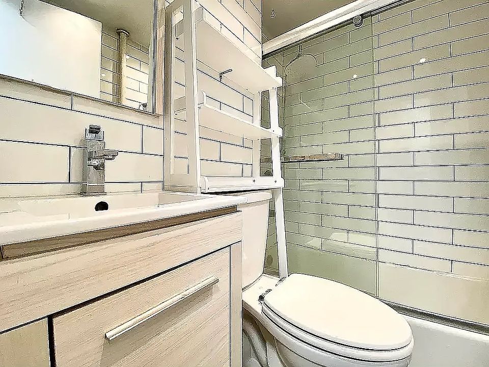 2nd image of 1019 Southern Blvd APT 2D