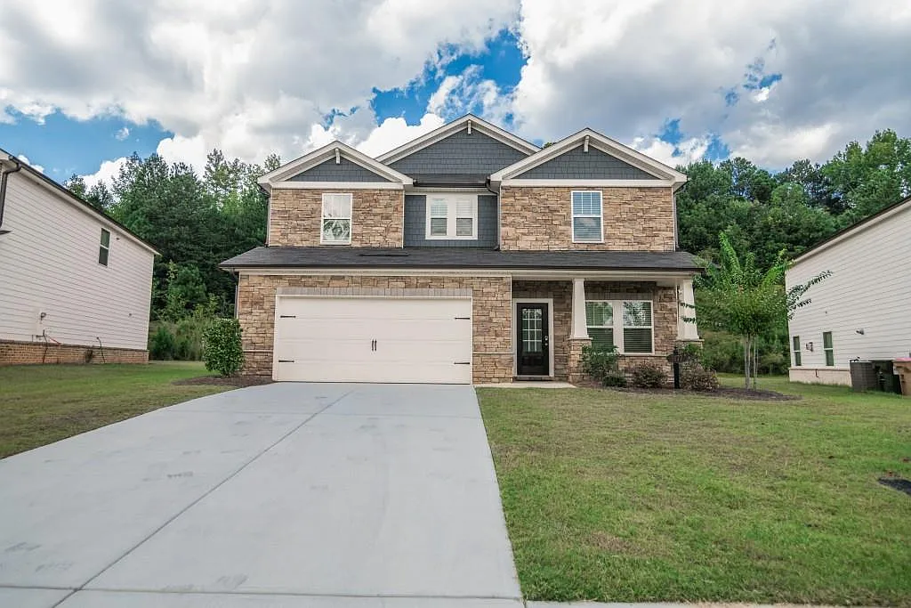 4 bed, 2.5 bath, 2700 sqft, $2,600 — Photo 1