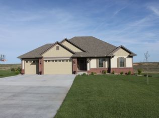 1606 Grandview Dr E, Garden City, KS 67846