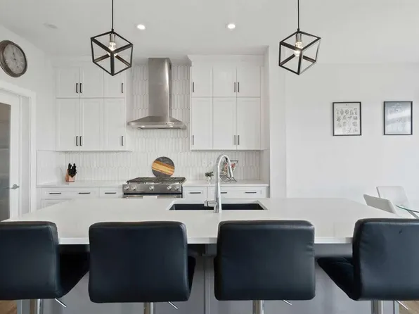 139 Creekstone Way SW, Calgary, AB T2X 4P9