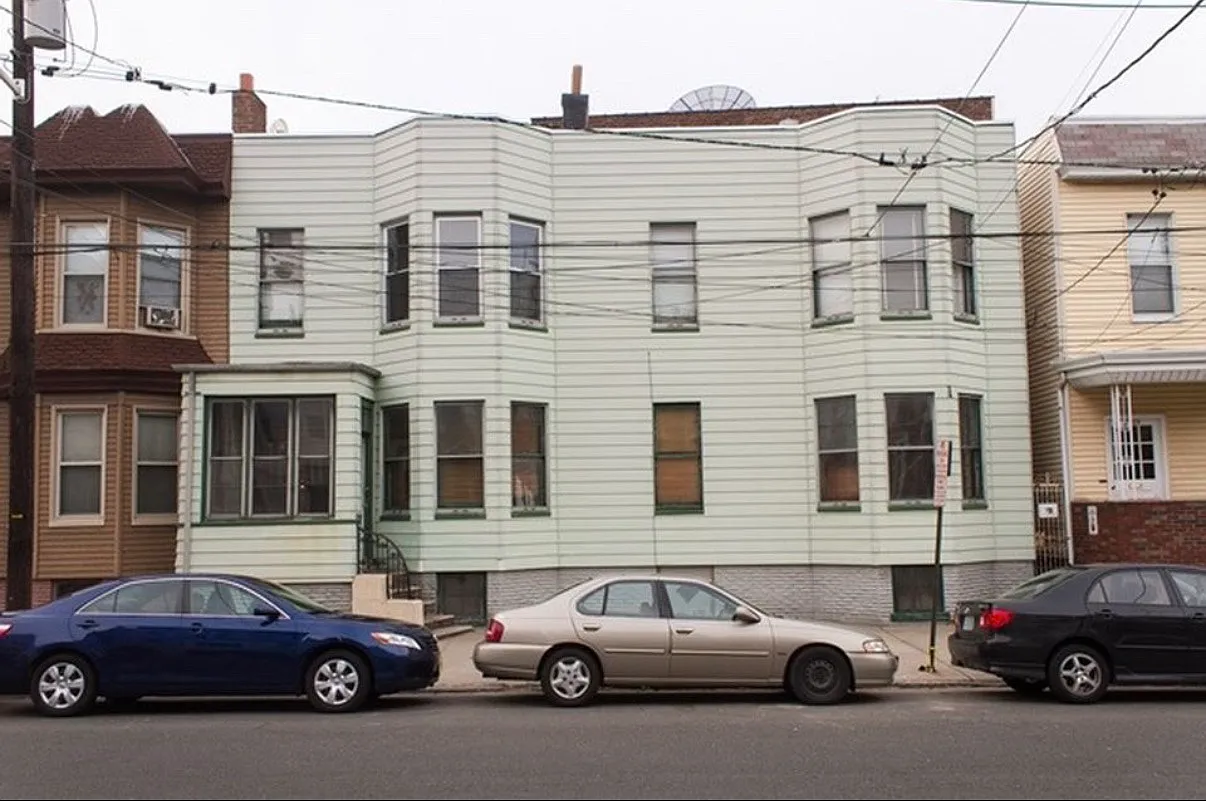 4 bed, 1100 sqft, $3,050 — Photo 2