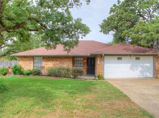 2705 Meadow Creek Dr, Bedford, TX 76021