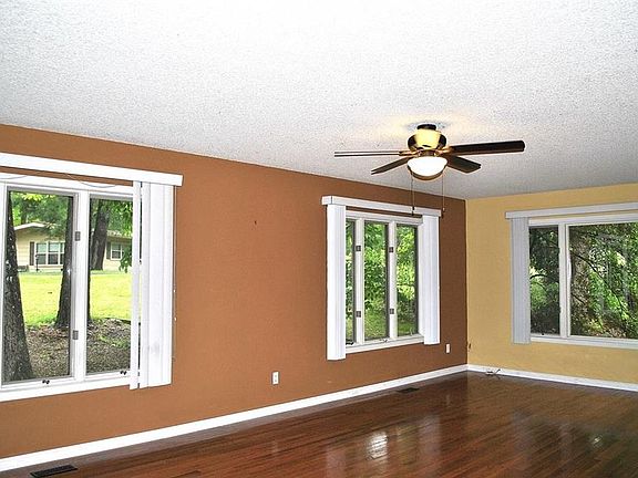 2nd image of 11 Eaton Cir
