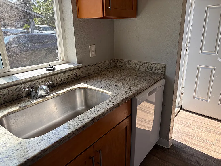 341 Elizabeth St #F — Photo 11