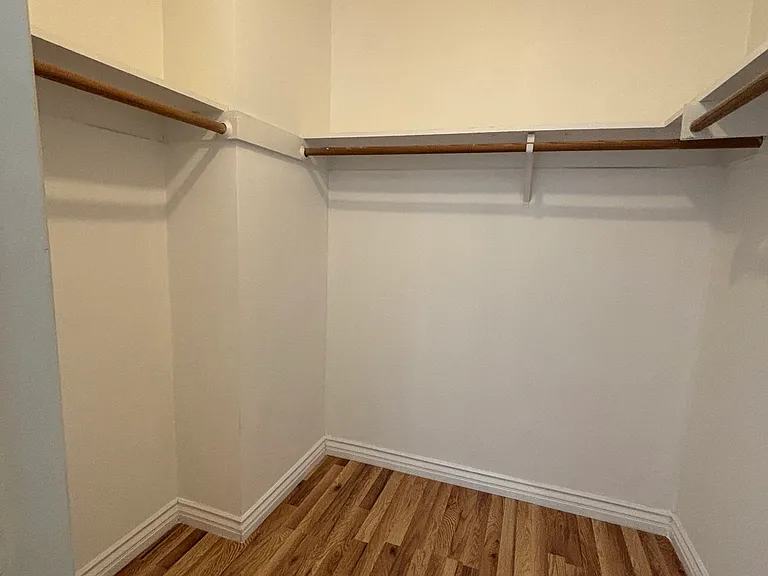 2042 N Beachwood Dr #4 — Photo 12