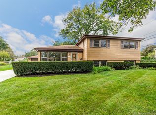 1725 W Rusty Dr, Mount Prospect, IL 60056