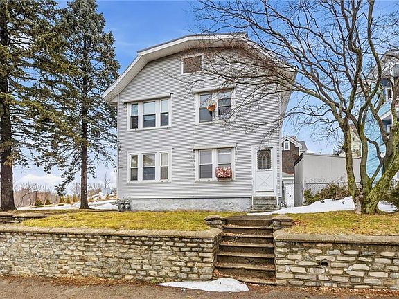 2nd image of 372 Cumberland Hill Rd