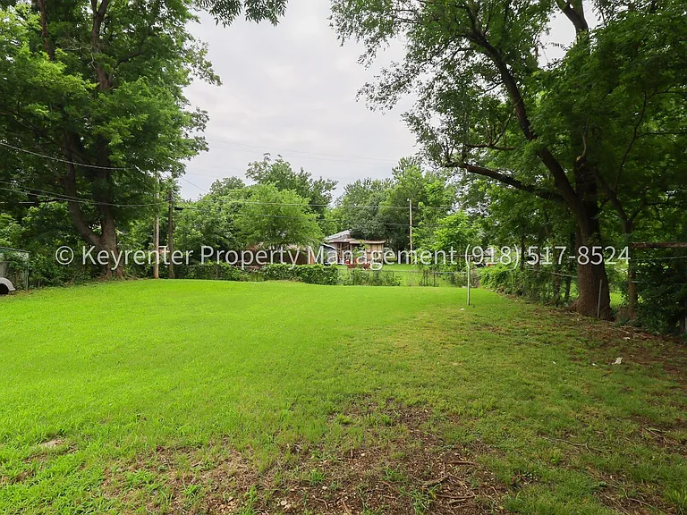 1928 N Columbia Pl — Photo 16