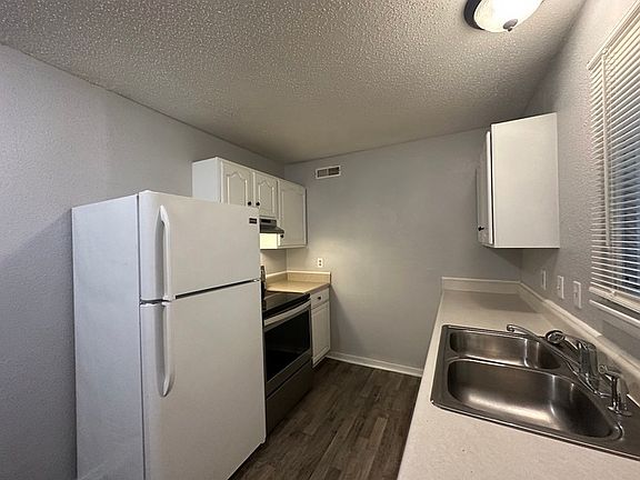 3rd image of 525 N Arlington St #B6