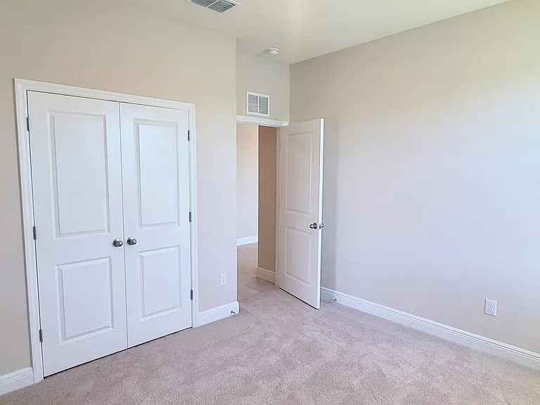 2128 Warren Acres Blvd — Photo 4