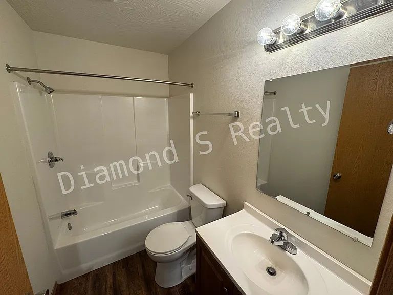 2214 N East Ave — Photo 24
