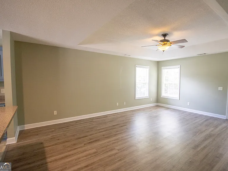 305 Sterling Ct — Photo 7