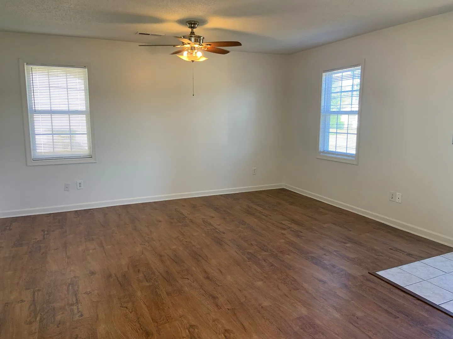 4 Bedroom Home close to HWY 421 & I40 — Photo 2
