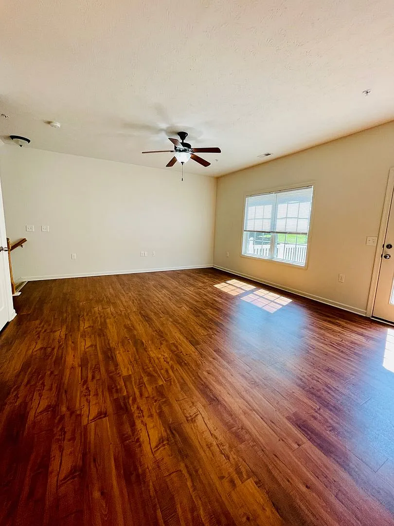 Two Master Suite Apartment Townhouse — Photo 3