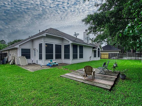 Gorgeous backyard / Perfect place to relax and BBQ.