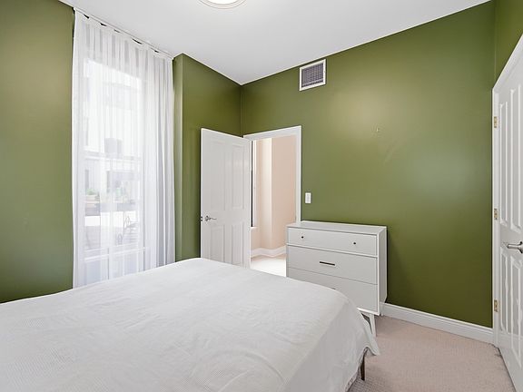 5th image of 4 Charlesgate E APT 107