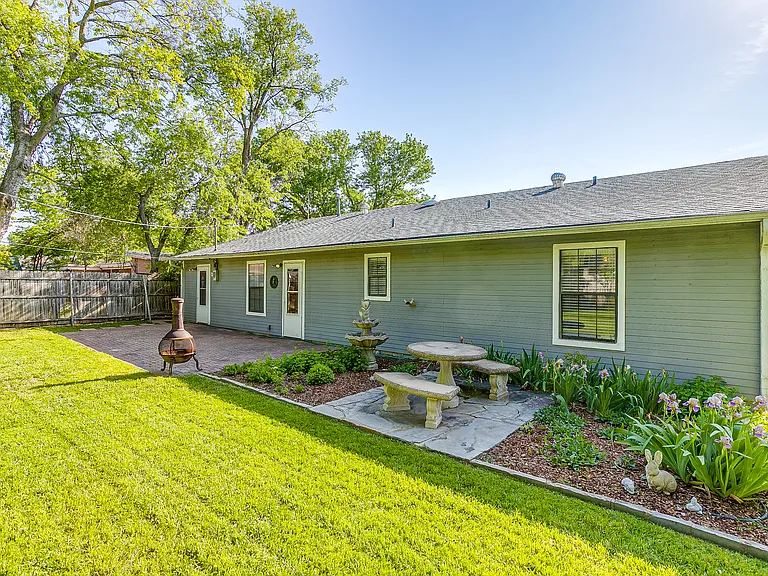 1104 Sproles Dr — Photo 40