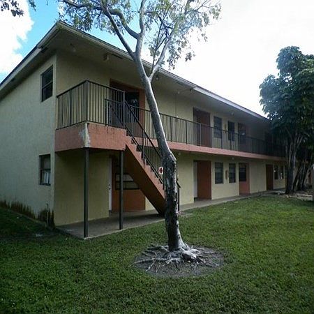 1st image of 4092 Lakeside Dr