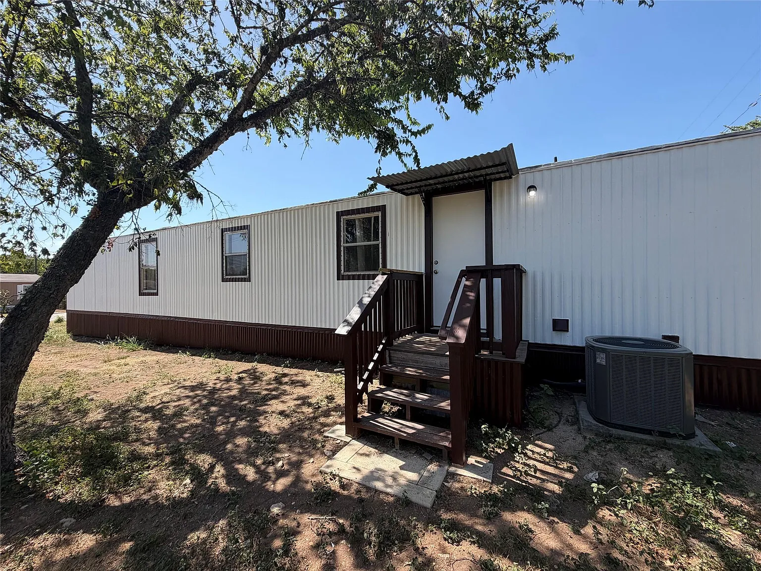 3 bed, 2.0 bath, 900 sqft, $1,800 — Photo 3