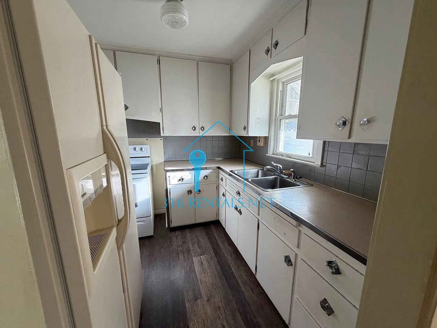 $950 - 2 bedroom / 1 bathroom - Home with a fenced yard and garage! — Photo 4