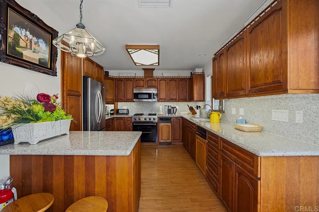 3 bed, 2.5 bath, 2153 sqft, $12,000 — Photo 4