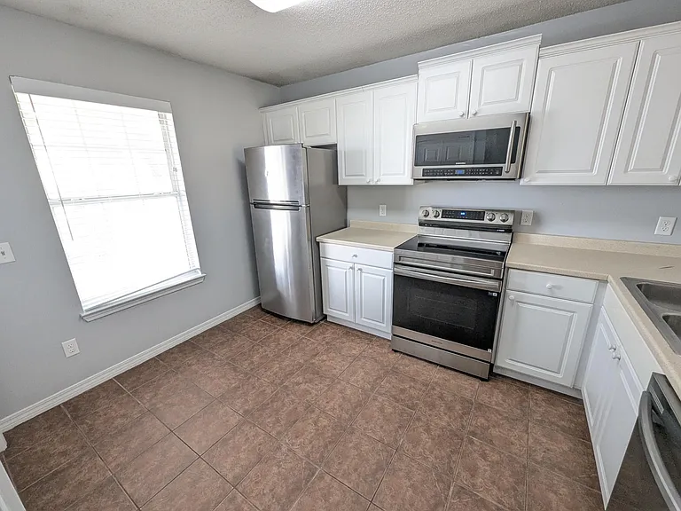 7592 Chablis Cir — Photo 3