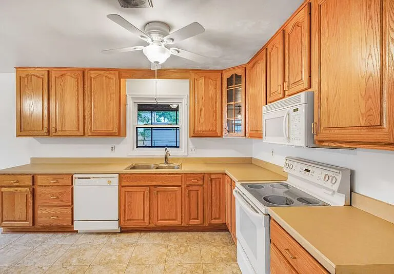 408 Deerwood Dr — Photo 6