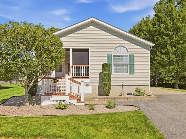26 Mockingbird Ln, Tiverton, RI 02878