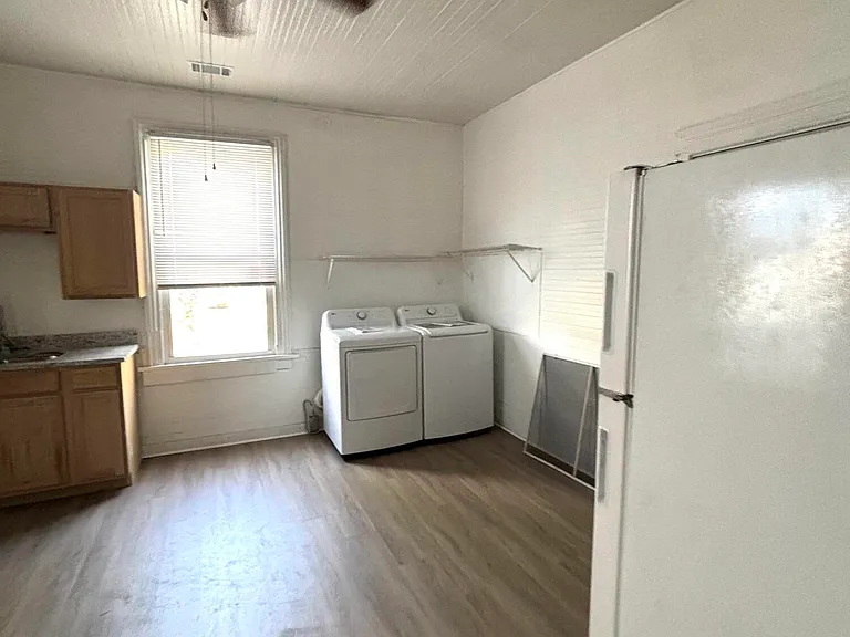 642 Crawford Ave — Photo 2