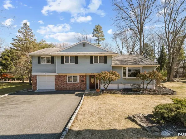 423 Briarwood Ln, Northvale, NJ 07647