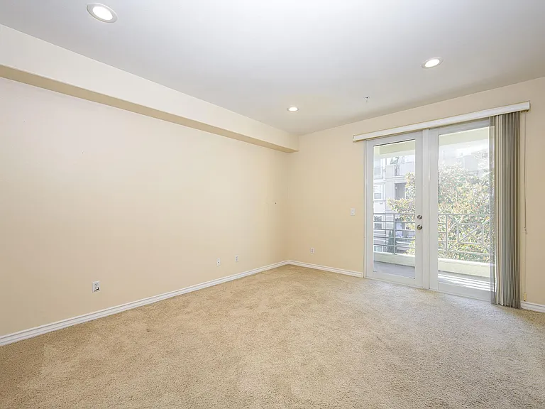 2233 Martin #307 — Photo 16