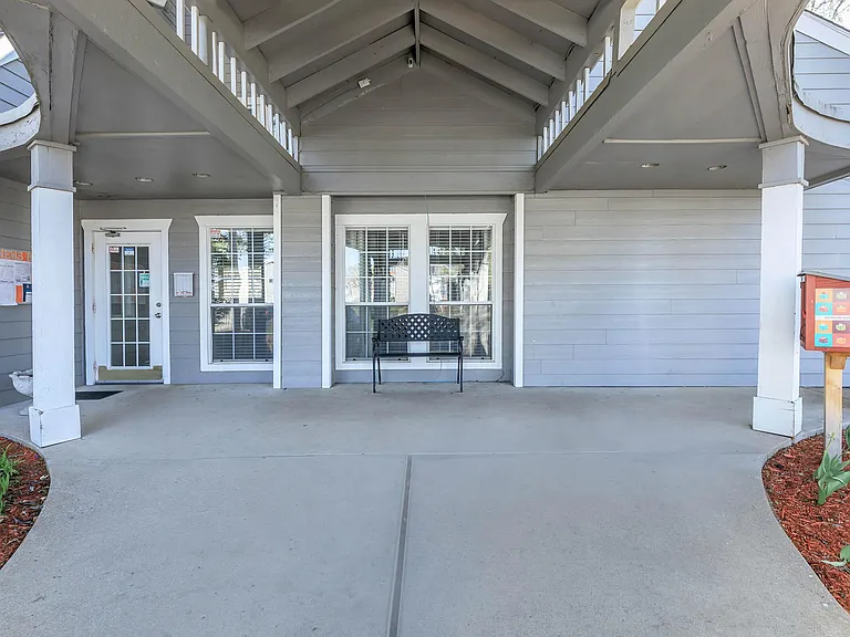 Huntington Hollow Apartments — Photo 15