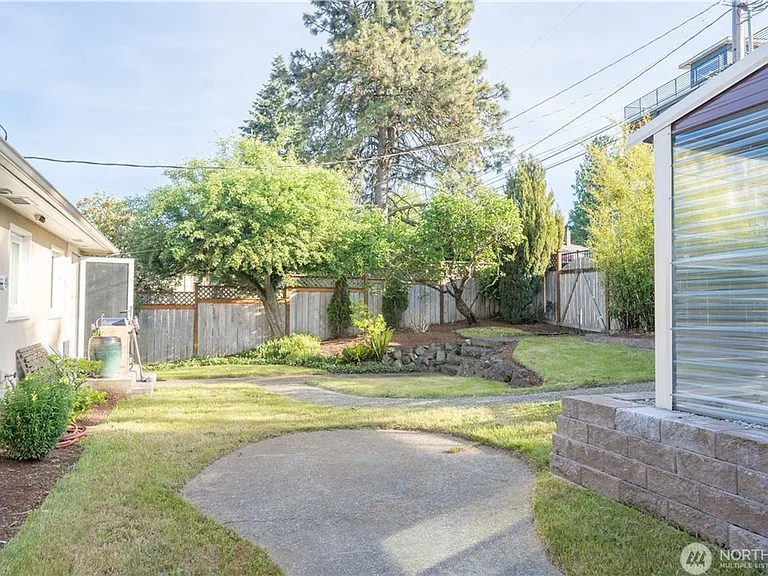 10861 Auburn Ave S — Photo 18