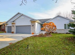 216 S Country Club Ave, Brandon, SD 57005