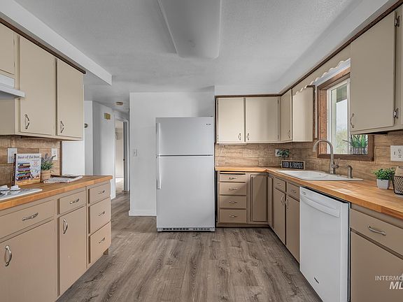 3rd image of 4484 Community Rd