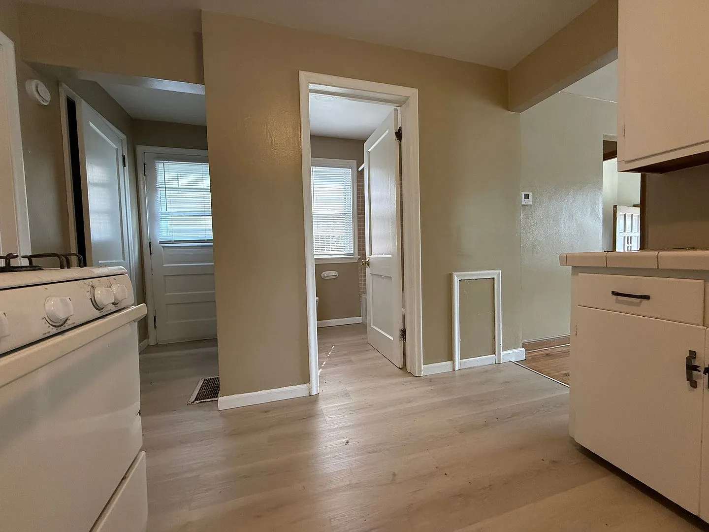 Great 2+ Bedroom Single Family Home off West 7th in St Paul — Photo 3